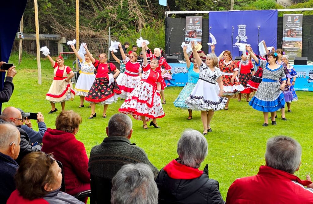 Adultos mayores celebran la identidad chilena en el Encuentro de ...